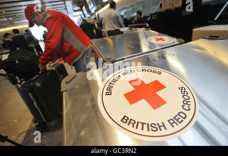 Casse di attrezzature per un team di risposta alle emergenze della Croce Rossa Britannica a Heathrow, destinato all'Indonesia per aiutare gli sforzi di soccorso in seguito al massiccio terremoto. Foto Stock