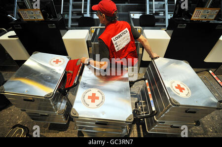 Casse di attrezzature per un team di risposta alle emergenze della Croce Rossa Britannica a Heathrow, destinato all'Indonesia per aiutare gli sforzi di soccorso in seguito al massiccio terremoto. Foto Stock