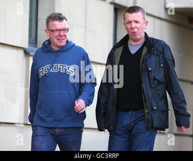 Proclaimers Craig e Charlie Reid (senza occhiali) aiutano a raccogliere denaro camminando un miglio a Edimburgo, che si aggiungerà fino a 500 miglia per l'evento sorrisi. Foto Stock