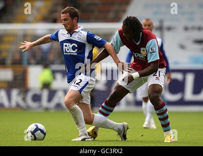 Calcio - Barclays Premier League - Burnley / Birmingham City - Turf Moor. Barry Ferguson di Birmingham (a sinistra) e Andre Bikey di Burnley combattono per la palla Foto Stock