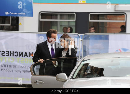 Il leader di Tory David Cameron e sua moglie Samantha arrivano al loro hotel di Manchester alla vigilia della conferenza del Partito conservatore. Foto Stock