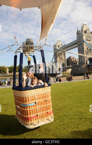 Helen Fospero e la figlia Francesca prendono un giro in mongolfiera su a Potters Field by Tower Bridge a Londra. Foto Stock