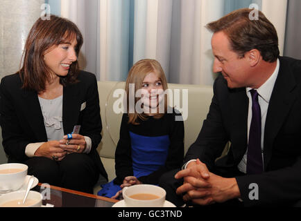 Il leader conservatore David Cameron e sua moglie Samantha incontrano Kirsty Howard per conoscere il Kirsty Appeal organizzato per Francis House Children's Hospice a Manchester, alla vigilia della conferenza annuale del Partito conservatore. Foto Stock