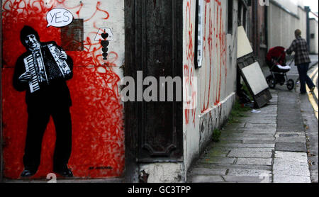 Graffiti del famoso artista francese Jef aerosol raffigurato a Francis Street, Dublino, il giorno dopo che l'Irlanda ha votato Sì al trattato di Lisbona. Foto Stock