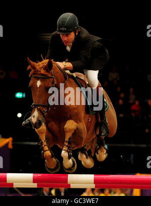 Peter Charles della Gran Bretagna sul Nevada di Murka durante il Grandstand Welcome Stakes durante il Horse of the Year Show 2009 al NEC di Birmingham. Foto Stock