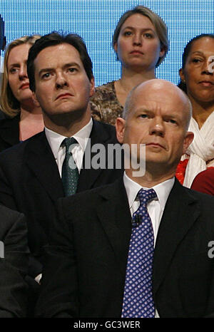 Il Cancelliere ombra dello scacchiere George Osborne (sinistra) e il Segretario degli Esteri ombra e Senior Member del Gabinetto ombra William Hague (destra) ascoltano il discorso di primo piano del leader del Partito conservatore David Cameron ai delegati della conferenza del Partito conservatore a Manchester. Foto Stock