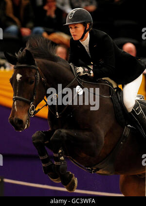 Laura Renwick della Gran Bretagna su Rollarcoaster durante il Grandstand Welcome Stakes durante il Horse of the Year Show 2009 al NEC di Birmingham. Foto Stock