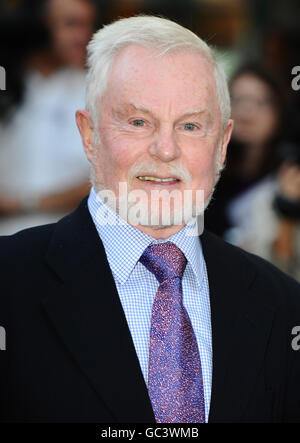 Sir Derek Jacobi arriva alla prima di 'Marris, A Life with Bells on', al Prince Charles Cinema in Leicester Square, nel centro di Londra. PREMERE ASSOCIAZIONE foto. Data immagine: Giovedì 24 settembre 2009. Il credito fotografico dovrebbe essere: Ian West/PA Wire Foto Stock