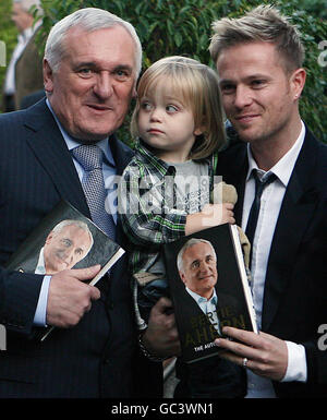 L'ex Taoiseach, Bertie Ahern durante il lancio della sua autobiografia alla Mansion House di Dublino, con il suo genero, Nicky Byrne (a destra) di Westlife e il nipote Jay. Foto Stock