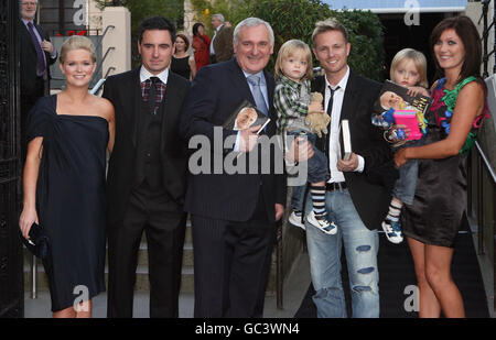 L'ex Taoiseach, Bertie Ahern durante il lancio della sua autobiografia alla Mansion House di Dublino, con le sue figlie Cecelia (a sinistra) e il suo fidanzato David Keoghan e Georgina (a destra) con il marito Nicky Byrne e i loro due figli Jay e Rocco. Foto Stock