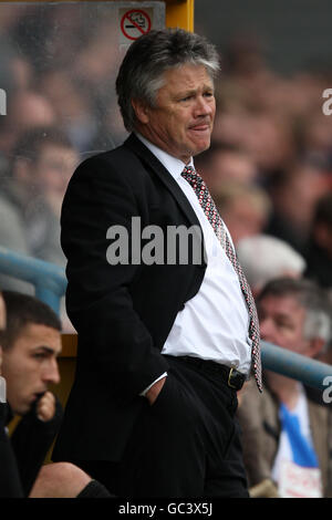 Calcio - Coca-Cola Football League 1 - Huddersfield Town / Exeter City - The Galpharm Stadium. Exeter City Direttore del Football Steve Perryman sulla linea di contatto Foto Stock