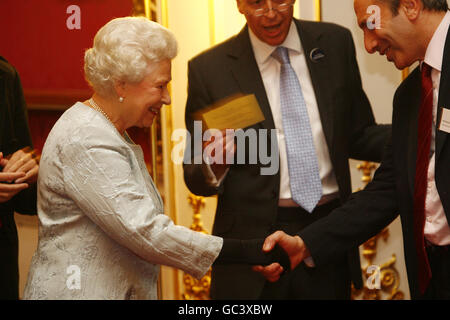 La regina Elisabetta II incontra un ospite dopo aver assistito a uno spettacolo di Nutkhut, una compagnia di danza inglese-indiana con sede a Londra, che aveva presentato un estratto di Bollywood Steps, durante un ricevimento all'interno della sala da ballo di Buckingham Palace nel centro di Londra. Foto Stock