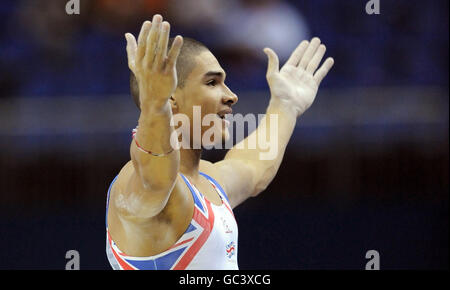 Ginnastica - Campionato del mondo di Ginnastica artistica 2009 - O2 Arena. Louis Smith della Gran Bretagna reagisce dopo aver gareggiato sul cavallo da pommel durante i Campionati mondiali di ginnastica alla O2 Arena di Londra. Foto Stock