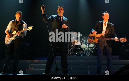 (Da sinistra a destra) Gary Kemp, Tony Hadley e Martin Kemp dello Spandau Ballet all'O2 Arena di Dublino per la prima notte del loro tour di ritorno. Foto Stock