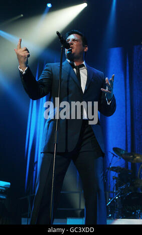 Tony Hadley of Spandau Ballet all'O2 Arena di Dublino per la prima notte del loro tour di ritorno. Foto Stock