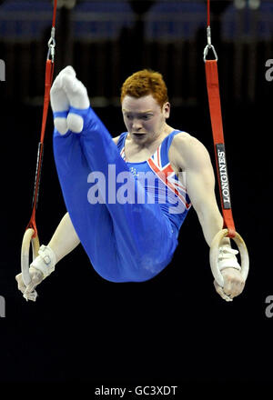 Daniel Purvis della Gran Bretagna compete sugli anelli durante i Campionati del mondo di ginnastica alla O2 Arena di Londra. Foto Stock