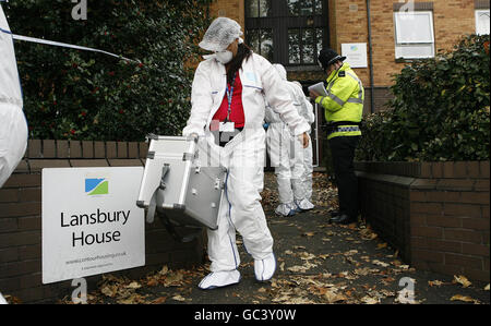 Greater Manchester polizia fuori della casa dove i corpi di due bambini sono stati trovati in Whalley Road, Whalley Range, Manchester, più presto questa mattina. Foto Stock