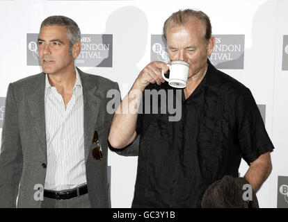 George Clooney (a sinistra) e Bill Murray durante una fotocellula per 'Fantastic MR Fox', al Dorchester Hotel nel centro di Londra. Foto Stock