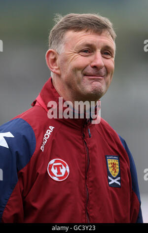 Calcio - International friendly - Scozia v Giappone - Scotland Training Strathclyde Homes Stadium. Paul Heggarty , allenatore scozzese Foto Stock