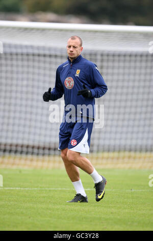 Calcio - International friendly - Scozia v Giappone - Scotland Training Strathclyde Homes Stadium. Alan Hutton , Scozia Foto Stock