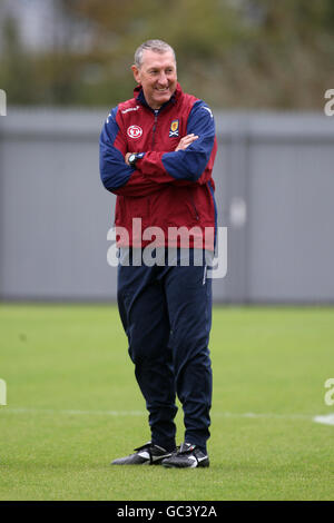 Calcio - International friendly - Scozia v Giappone - Scotland Training Strathclyde Homes Stadium. Terry Butcher, allenatore scozzese Foto Stock