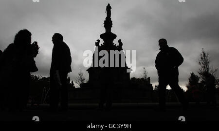 I membri del pubblico passano accanto alla sagomatata Stewart Memorial Fountain a Kelvingrove Park, Glasgow, dopo un restauro del 500,000. Foto Stock