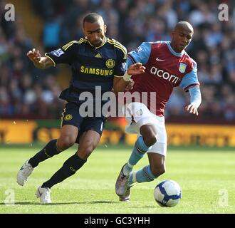 Calcio - Barclays Premier League - Aston Villa / Chelsea - Villa Park. Ashley Young di Aston Villa (a destra) e Jose Bosingwa di Chelsea combattono per la palla Foto Stock