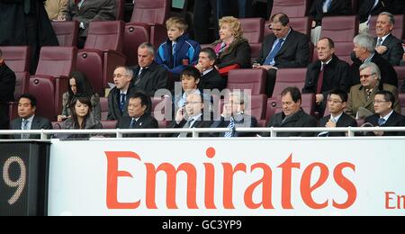 (Da sinistra a destra, in basso)) Carson Yeung (proprietario e presidente di Birmingham City), Vico Hui (presidente), Peter Pannu (vicepresidente), Sammy Yu (vicepresidente), Mike Wiseman (vicepresidente) e Warren Ko (consigliere legale) negli stand dell'Emirates Stadium Foto Stock