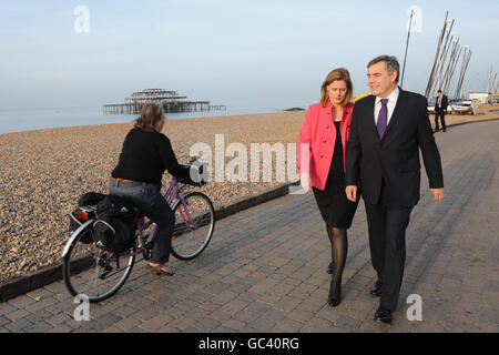 Il primo ministro britannico Gordon Brown porta la moglie Sarah per una passeggiata lungo il lungomare di Brighton all'inizio di questa mattina prima dell'inizio del secondo giorno della conferenza annuale del Partito laburista al Brighton Centre. Foto Stock