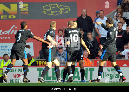 Il Manchester United Dimitar Berbatov (a destra) festeggia il primo gol del suo lato, correndo per ringraziare il compagno di squadra Ryan Giggs (a destra). Foto Stock