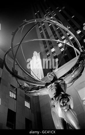 Manhattan, New York, Stati Uniti d'America. L'Atlas statua al di fuori del Rockefeller Center. Atlas porta il mondo sulle sue spalle da Lee Lawrie & René Chambellan Foto Stock