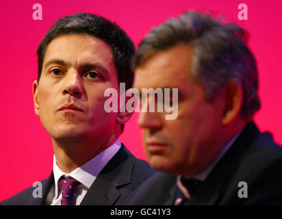 Il Segretario agli Esteri David Miliband con il primo Ministro Gordon Brown dopo aver parlato alla Conferenza del Partito laburista al Brighton Centre, Brighton, East Sussex. Foto Stock