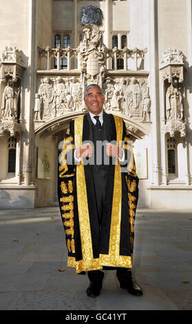 Presidente della Corte Suprema Lord Phillips, indossando abiti cerimoniali, fuori dal nuovo edificio della Corte Suprema in Piazza del Parlamento, Londra, dopo essere stato giurato. Foto Stock