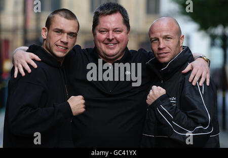 John Murray (a sinistra) e Jon Thaxton con il Promotore Mick Hennessey dopo la conferenza stampa al 235 Casino di Manchester. Foto Stock