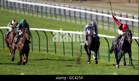 Rum King, guidato da Richard Hughes continua a vincere la posta in palio di Weatherbys durante il Cambridgeshire Meeting all'Ippodromo di Newmarket. Foto Stock