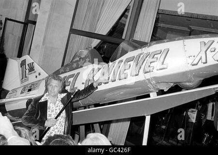 Evel Knievel, il stuntman americano, con il suo X-2 Skycycle, in una conferenza stampa sul suo arrivo a Londra per promuovere il suo primo tour britannico. Foto Stock