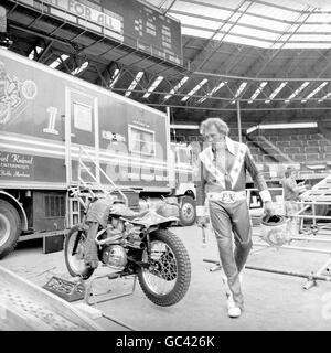 Il pilota stunt Evel Knievel controlla la sua moto Harley Davidson, prima di tentare di saltare oltre 13 autobus a due piani allo stadio di Wembley. Foto Stock