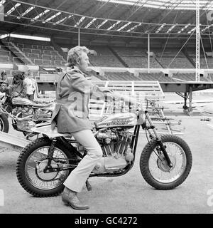 Il pilota stunt Evel Knievel si allenava con la sua moto Harley Davidson, prima di tentare di saltare oltre 13 autobus a due piani al Wembley Stadium. Foto Stock