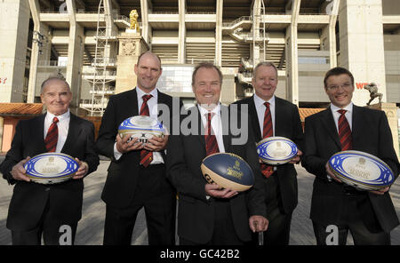 L-R: Dickie Jeeps, Lawrence Dallaglio, Alastair Hignell, Bill Beaumont e Rob Andrew durante una telefonata a Twickenham, Londra. Foto Stock