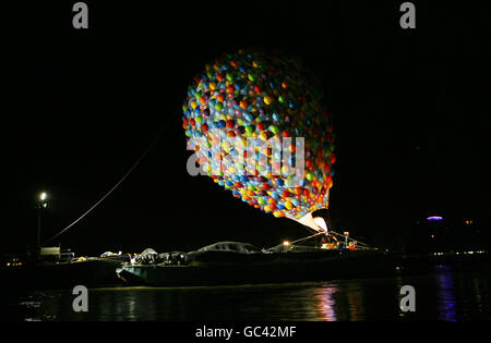 Disney palloncino vola attraverso il Tower Bridge Foto Stock