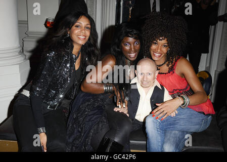 (Da sinistra a destra) Chi, Shey, e Monique, dal gruppo The Cherry Brakewells con Verne Troyer alla festa di aftershow per il nuovo film di Terry Gilliam The Imaginarium of Doctor Parnassus al Langham Hotel a Londra. Foto Stock