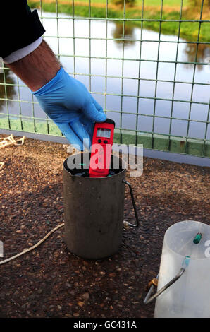 Un lavoratore dell'Agenzia dell'ambiente misura il pH del fiume Trent a Yoxhall, Staffordshire, dopo che è stato contaminato con acque reflue e cianuro non trattati. Foto Stock