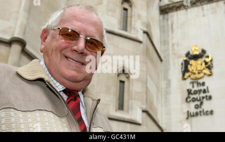 Derek Watts arriva al Royal Courts of Justice, nel centro di Londra, dove Wolverhampton City Council appellerà un ordine che blocca la chiusura di Underhill House Care Home, dove la madre di Derek di 106 anni è residente. Foto Stock