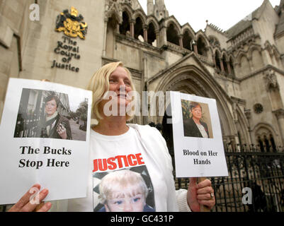 Un protettore al di fuori delle corti reali di giustizia, in cui l'ex direttore dei servizi per i bambini al consiglio di Haringey, Sharon Shoesmith deve ottenere un controllo giudiziario nel suo licenziamento. Foto Stock