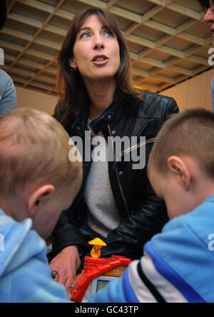 Il leader del Partito conservatore David Cameron, la moglie Samantha, incontra i bambini e gli aiutanti al Radcliffe Girls and Boys Club vicino Manchester oggi, che è uno dei progetti di azione sociale del Partito conservatore. Domani il signor Cameron affronterà l'ultimo giorno della conferenza del Partito conservatore. Foto Stock