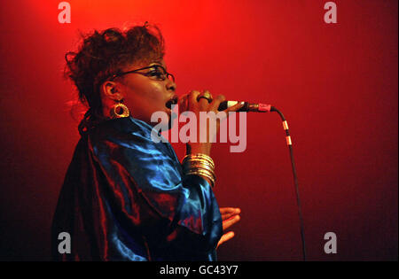 L'artista rap Speech Debelle, vincitore del Mercury Music, si esibisce al Teatro alla Scala di Londra. Foto Stock