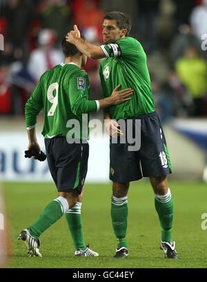 Calcio - Coppa del mondo FIFA 2010 - turno di qualificazione - Gruppo tre - Repubblica Ceca / Irlanda del Nord - Spartan Stadium. David Healy (a sinistra) dell'Irlanda del Nord è pettato sul retro dal suo capitano Aaron Hughes dopo che è stato sostituito Foto Stock