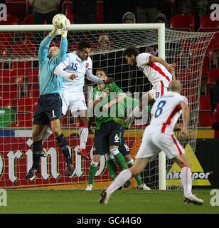 Calcio - Coppa del mondo FIFA 2010 - turno di qualificazione - Gruppo tre - Repubblica Ceca / Irlanda del Nord - Spartan Stadium. Maik Taylor, portiere dell'Irlanda del Nord, rivendica la palla mentre è sotto pressione Foto Stock