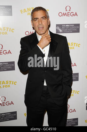 George Clooney arriva per la festa di aftershow del nuovo film fantastico MR Fox, alla Saatchi Gallery di Londra. Foto Stock