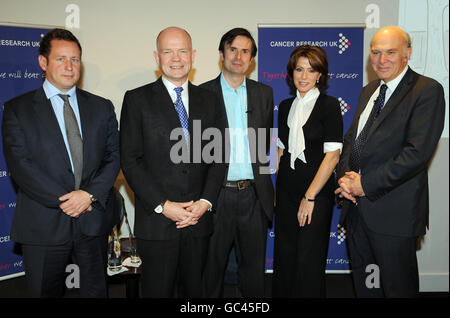 (Da sinistra a destra) ed Vasey, William Hague, Robert Peston, Natasha Kaplinsky e Vice Cable partecipano al Cancer Research UK decimo turno annuale The Tables Event a BAFTA, Londra. Foto Stock